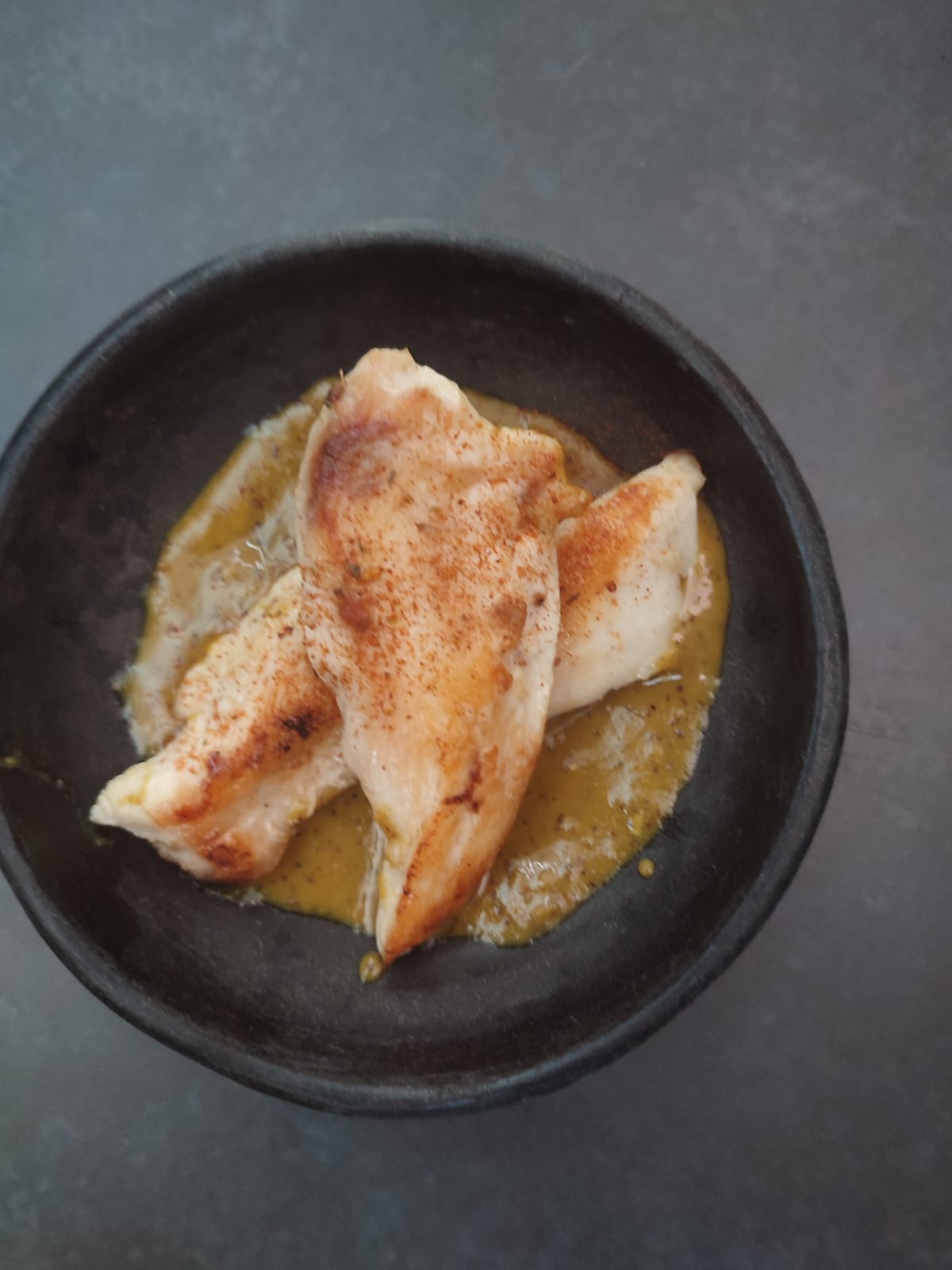 agujas de pollo en salsa de mostaza y miel