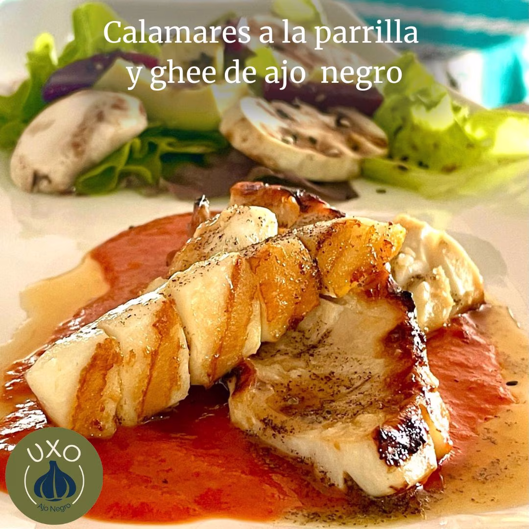 Calamares a la parrilla y ghee de ajo negro